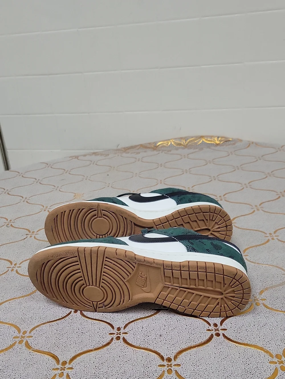Nike Low-Top Sneakers in White & Dark Green